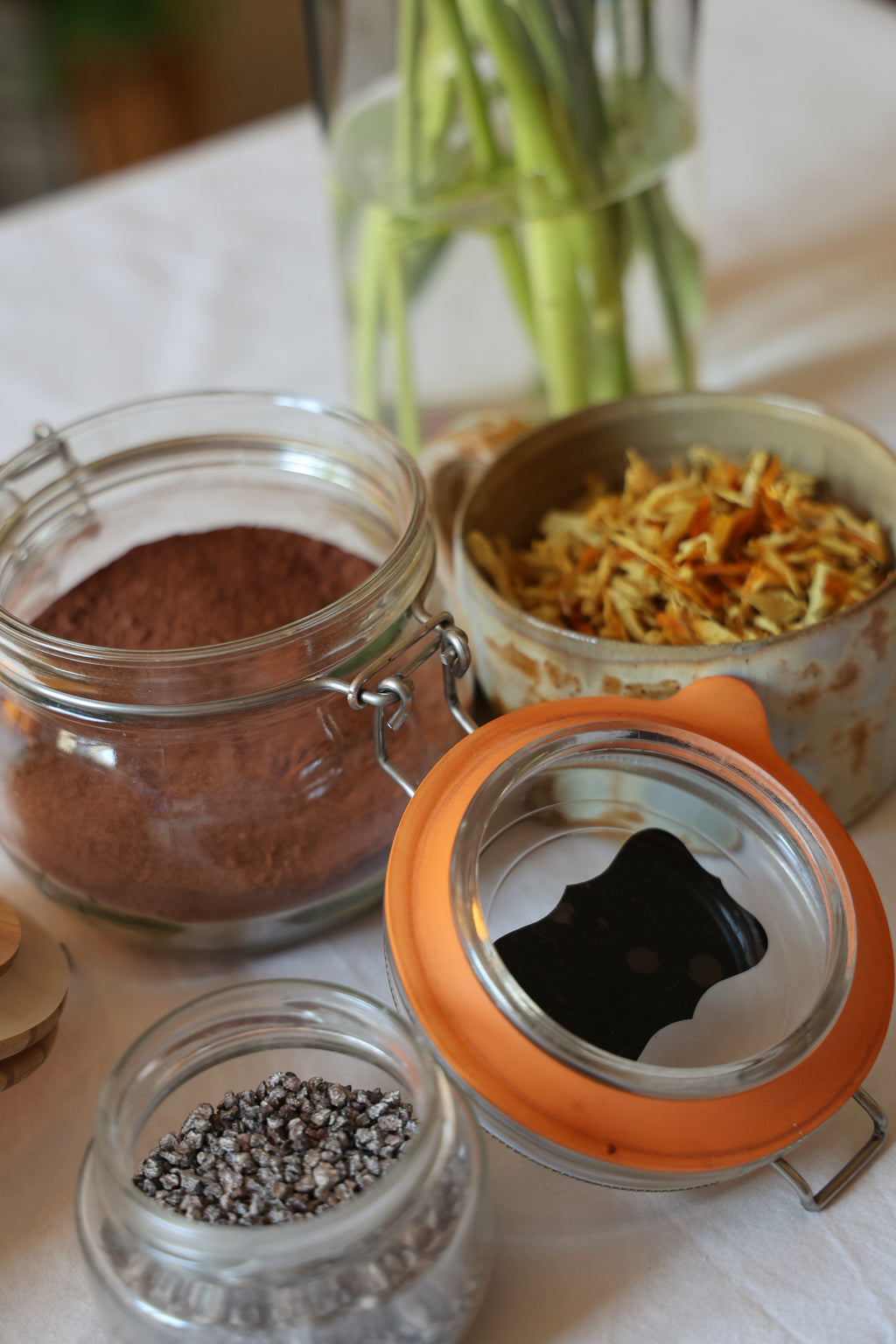 Natural dyes cochineal marygold madder. Natural plant pigments for ecoprinting — cempasúchil, cochineal and botanical dyes — Florilegium Paris workshop