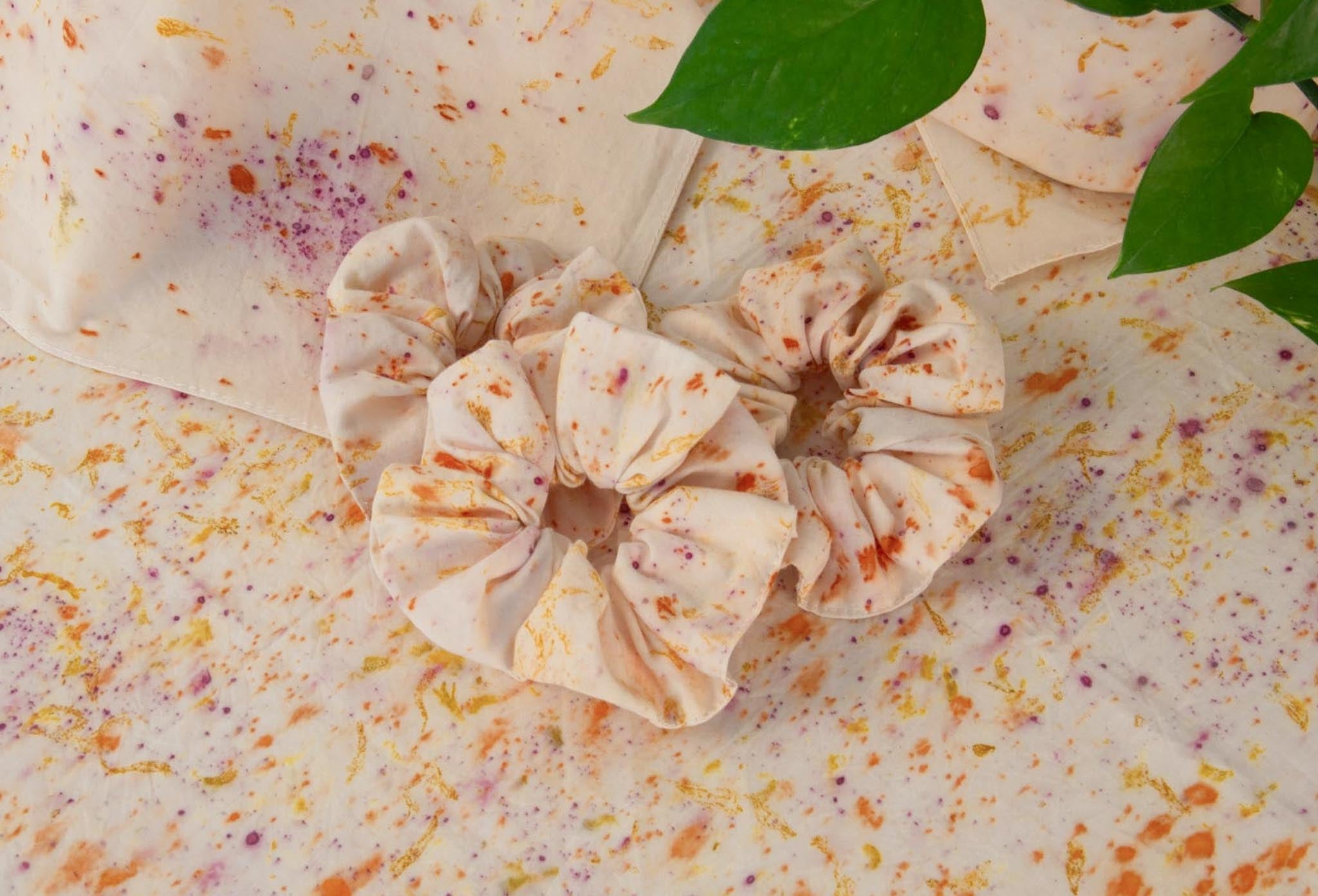 María ecoprint scrunchies in natural cotton — hand-dyed with cempasúchil, cochineal and wild Mexican flower — one-of-a-kind botanical print — Florilegium Paris
