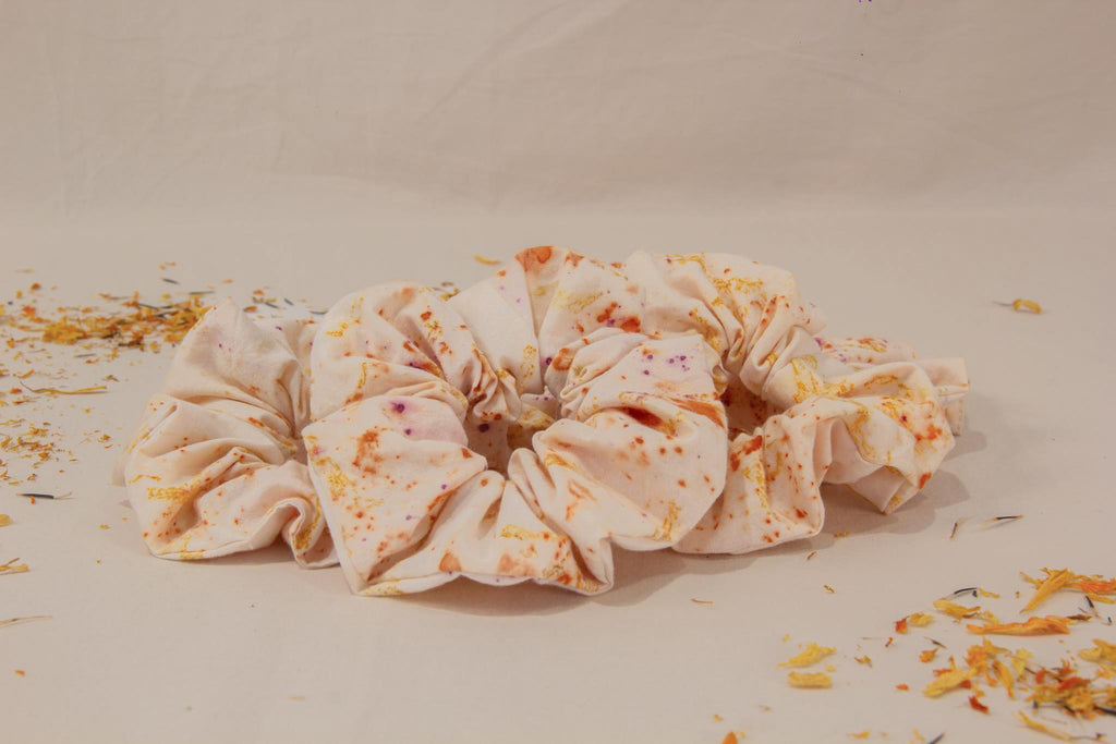 María ecoprint scrunchies in natural cotton — hand-dyed with cempasúchil, cochineal and wild Mexican flower — one-of-a-kind botanical print — Florilegium Paris