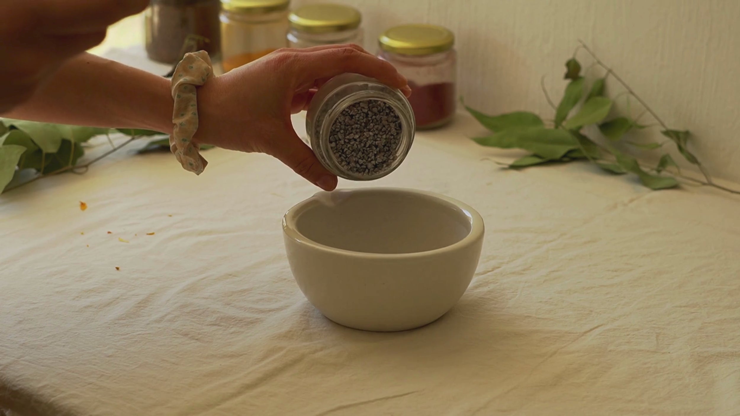 Natural dyeing process hands working with natural pigments — Florilegium Paris